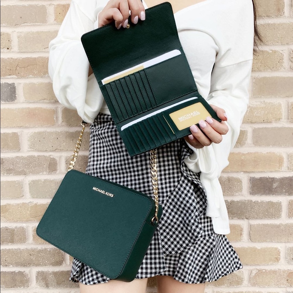 👜💕Michael Kors Crossbody &Wallet SET - Picture 3 of 8